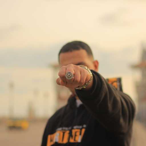 كلمات اغنية اتش كينج – بسيط مكتوبة