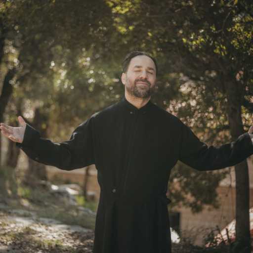 كلمات اغنية الأب بيتر حنا – سبحوا الرب وارفعوه مكتوبة